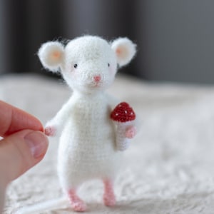 Kleine Maus in einem Pullover mit Häkelmuster. Gehäkelte kleine Maus ca 10 cm Bild 1
