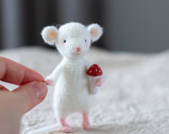Kleine Maus in einem Pullover mit Häkelmuster. Gehäkelte kleine Maus ca 10 cm