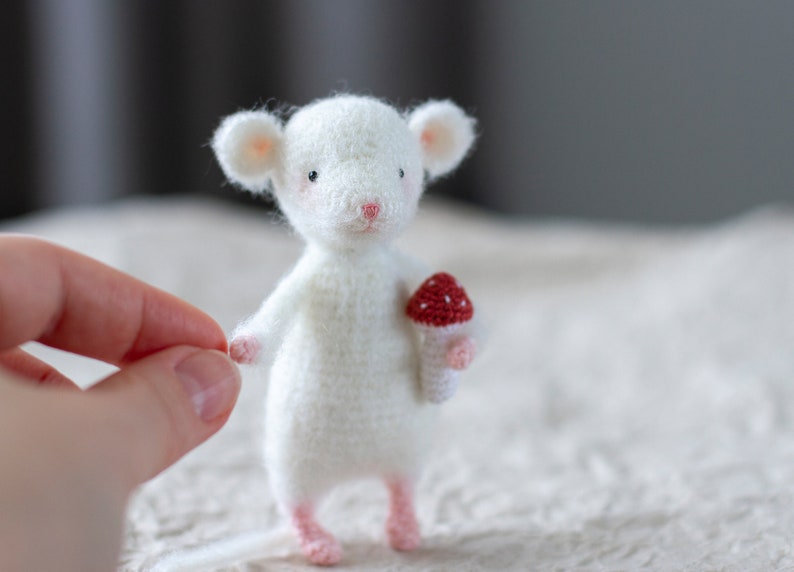 Kleine Maus in einem Pullover mit Häkelmuster. Gehäkelte kleine Maus ca 10 cm Bild 1
