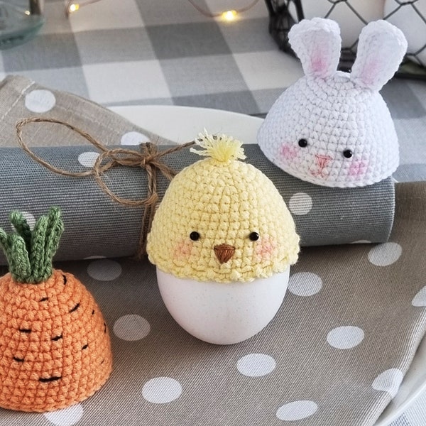 Décor de modèle de crochet de Pâques. Décor pour les oeufs de Pâques. Modèle de chapeaux de Pâques pour les œufs. Chapeaux lapin, carotte, poussin au crochet.