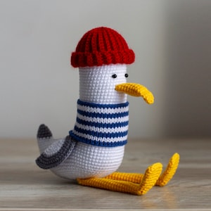 Seagull PDF crochet pattern with supporting video for key moment. Pattern in ENGLISH