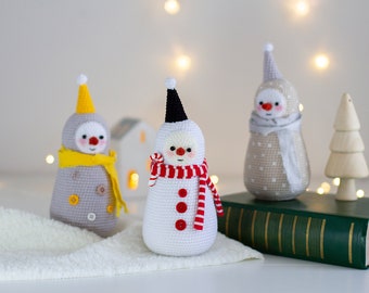 Muñecos de nieve navideños de crochet. Muñeco de nieve escarchado. Decoración navideña.