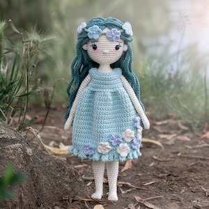 Mavka Häkelanleitung. Waldpuppe in einem Kleid mit Blumen und Blumenkranz PDF. Anleitung in Englisch.