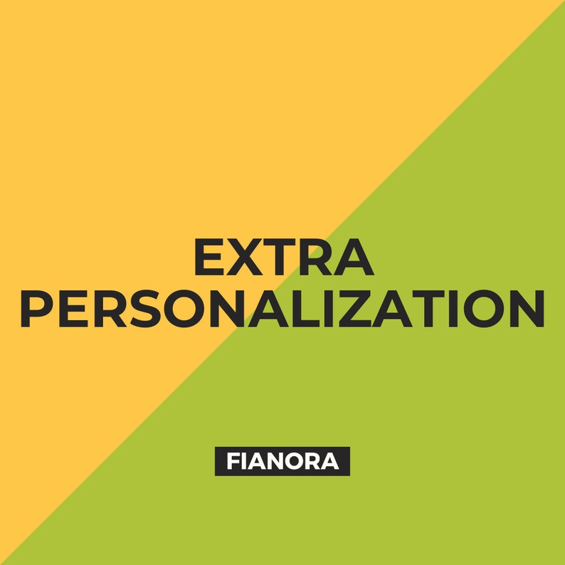 K&ouml;nnte beinhalten: Eine gelbe und gr&uuml;ne Grafik mit dem Text "EXTRA PERSONALIZATION" und dem Wort "FIANORA" in wei&szlig;er Schrift.