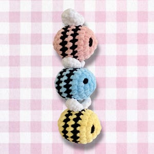Small Crochet Bee // plushie, amigurumi, stuffed animal