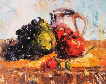 Puede incluir: Una pintura de bodegón con un tomate rojo, una pera verde, un racimo de uvas moradas, una rosa roja y una jarra blanca con asa.