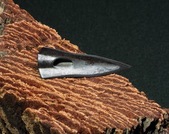 Triangulär pilspets i brons av vikingarna / Forntida vikingatitfakt / 800-100-talet e.Kr. Autentiskt arkeologiskt fynd.