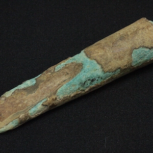 Hacha celta clásica auténtica de bronce antiguo con casquillo / aprox. siglo XII a. C. / Cultura lusaciana de los Cárpatos. Edad del Bronce Final.