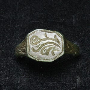 Auténtico anillo medieval de bronce antiguo con diseño de símbolos. Siglos XII-XVI. Hallazgo arqueológico.