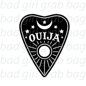 Puede incluir: Ilustración en blanco y negro de una planchette de tablero Ouija. La planchette tiene forma de corazón con una luna creciente y estrellas en la parte superior y un sol con rayos en la parte inferior. La palabra "OUIJA" está escrita en letras blancas en la planchette.