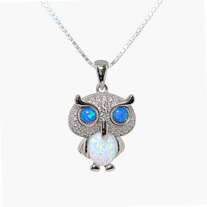 White Opal Eulen-Halskette mit blauen Opal-Augen. Und weiße Saphir Akzente .925 Sterling Silber