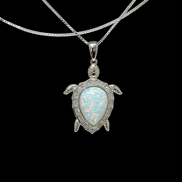 Collier tortue de mer en opale blanche et rehaussés de saphirs blancs. Argent sterling 925