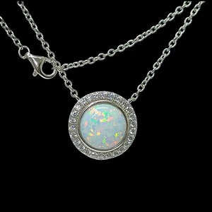 Weißer Opal 10mm Mit weißen Saphir Akzenten Halskette. 16 oder 18&quot; Lang.925 Sterling Silber.