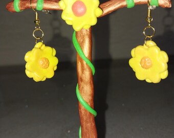 Gelbe Blumenohrringe - Handgemachte Tonohrringe - Skurriles, leichtes Geschenk für Sie