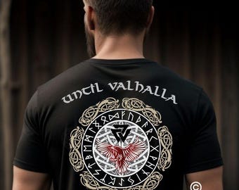 Könnte beinhalten: Schwarzes T-Shirt mit weißem "Until Valhalla" Text und einem gold-roten Design mit einem Vogel und Runen.