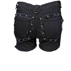 Pantalones cortos de mezclilla con tachuelas de color azul oscuro