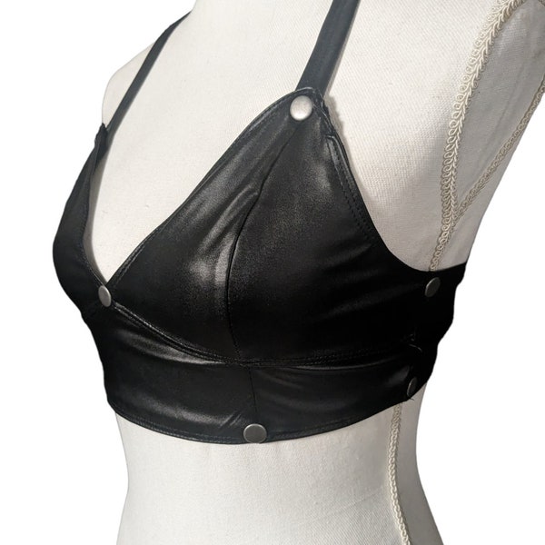 Bralette de piel sintética con tachuelas