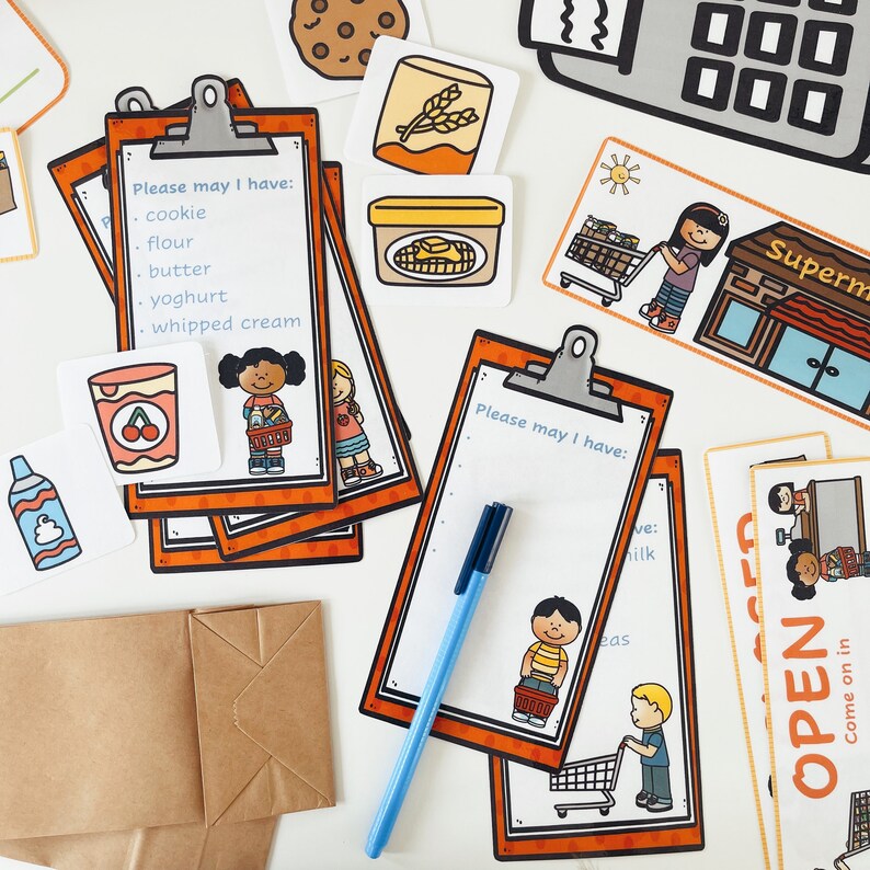 K&ouml;nnte beinhalten: Ein Satz druckbarer Spiel-Einkaufskarten f&uuml;r Kinder. Die Karten zeigen ein Lebensmittelgesch&auml;ft, Einkaufslisten und Einkaufswagen. Die Karten sind auf wei&szlig;em Karton mit bunten Illustrationen gedruckt.