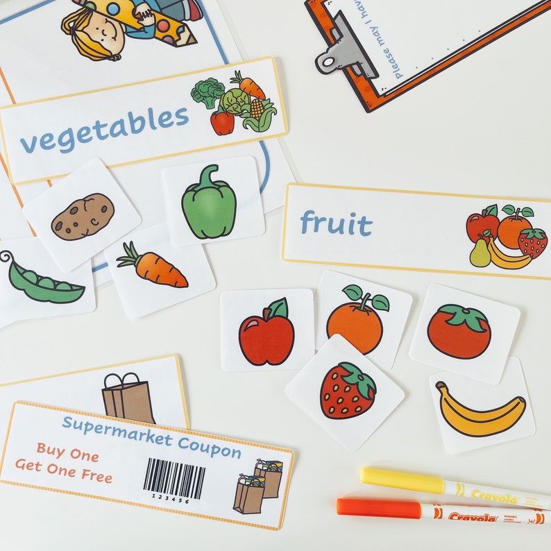 K&ouml;nnte beinhalten: Ein Satz bunter Lernkarten mit Bildern von Obst und Gem&uuml;se. Die Karten sind mit den W&ouml;rtern "Obst" und "Gem&uuml;se" beschriftet. Au&szlig;erdem gibt es einen Supermarkt-Coupon mit dem Text "Kaufe eins, erhalte eins gratis".