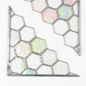 Bienenwaben-Buntglas-Ecken-Dekor - handgemachte Fensterverzierung