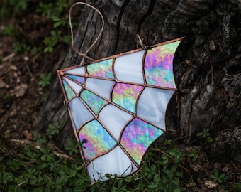 Decoración de esquina con telaraña de vitral: encanto inspirado en la naturaleza