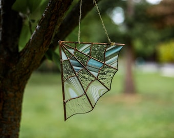 Decoración de esquina con telaraña de vitral: un encanto inspirado en la naturaleza