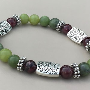 Connemara Marmor und Granat Keltisches Armband. Hergestellt in Irland. Stretch-Armband. Keltisch. Irisch.