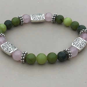 Pulsera celta de mármol de Connemara y cuarzo rosa. Fabricado en Irlanda. Pulsera elástica. Irlandesa. céltico