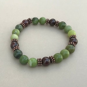 Connemara Marmor und Granat Armband. Hergestellt in Irland. Keltisches Armband.