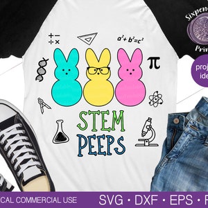 Puede incluir: Camiseta blanca de estilo ragl&aacute;n con mangas negras con tres conejitos Peeps de dibujos animados en azul, amarillo y rosa, cada uno con una expresi&oacute;n diferente. La camiseta tiene gr&aacute;ficos y texto con tem&aacute;tica STEM. Un par de zapatillas negras y vaqueros est&aacute;n en la imagen.