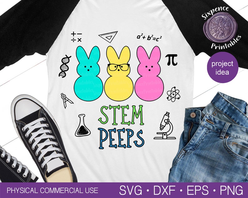 Puede incluir: Camiseta blanca de estilo ragl&aacute;n con mangas negras con tres conejitos Peeps de dibujos animados en azul, amarillo y rosa, cada uno con una expresi&oacute;n diferente. La camiseta tiene gr&aacute;ficos y texto con tem&aacute;tica STEM. Un par de zapatillas negras y vaqueros est&aacute;n en la imagen.