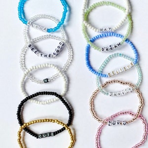 Pulseiras de contas com letras personalizadas | Pulseiras de miçangas | Pulseira de miçangas | Pulseiras com nome | Pulseiras com miçangas personalizadas | Pulseiras Personalizadas
