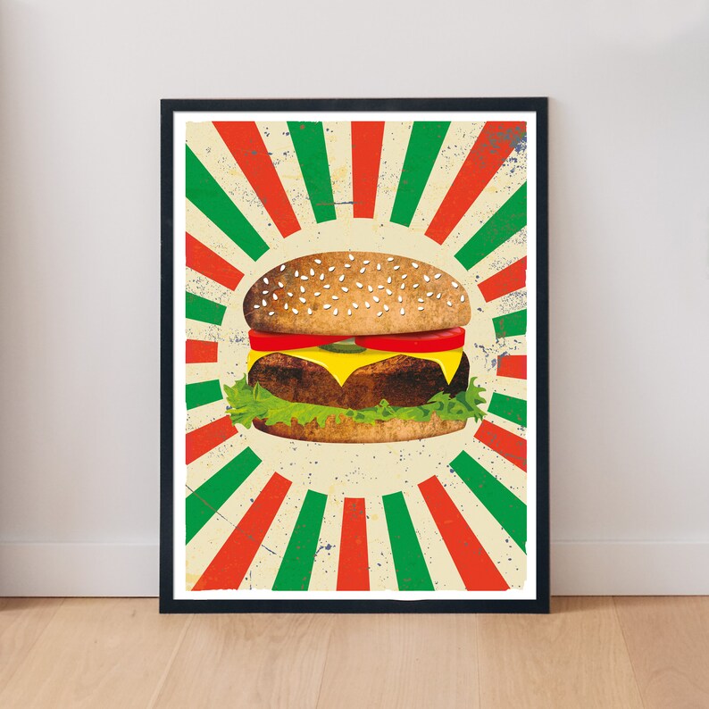 Pode incluir: Um cartaz de estilo vintage com um esquema de cores vermelho, branco e verde que apresenta um grande hamb&uacute;rguer suculento com alface, tomate, queijo e um p&atilde;o de gergelim. O fundo &eacute; um padr&atilde;o radial de listras.