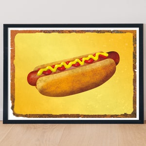 Puede incluir: Una ilustraci&oacute;n de estilo vintage de un perrito caliente con mostaza amarilla y ketchup sobre un fondo amarillo. El perrito caliente est&aacute; en un pan marr&oacute;n y est&aacute; rodeado de un marco marr&oacute;n.