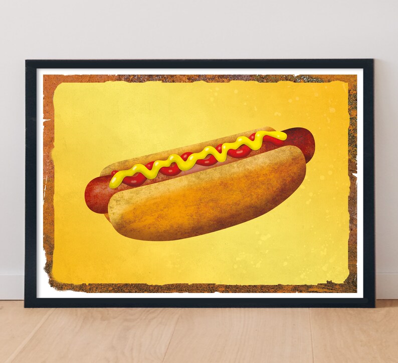 Puede incluir: Una ilustraci&oacute;n de estilo vintage de un perrito caliente con mostaza amarilla y ketchup sobre un fondo amarillo. El perrito caliente est&aacute; en un pan marr&oacute;n y est&aacute; rodeado de un marco marr&oacute;n.