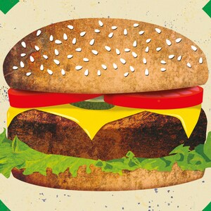Pode incluir: Um close-up de um hamb&uacute;rguer com um p&atilde;o de gergelim, alface, tomate, queijo e um hamb&uacute;rguer de carne. O hamb&uacute;rguer est&aacute; sobre um fundo branco.