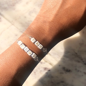 Pulsera personalizada con la letra de Jesús en oro. Regalos cristianos únicos y delicados para ella o para él. Cita bíblica y placa con nombre.