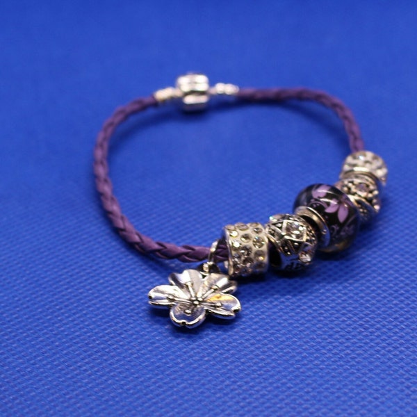 Bracelet de style Pandora violet élégant | Collection de perles scintillantes et de charms floraux