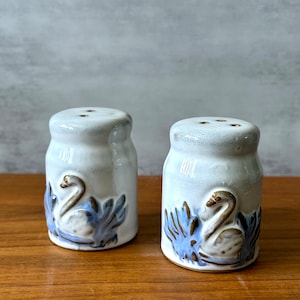 Vintage set of salt and pepper shakers SWAN motif / ceramic salt and pepper kitchen decor