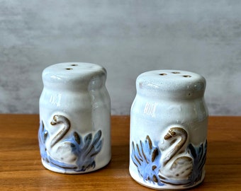 Vintage set of salt and pepper shakers SWAN motif / ceramic salt and pepper kitchen decor