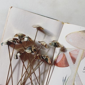 Estaca de setas de latón forjado a mano / hongos inspirados en la naturaleza / decoración de arreglos de musgo de terrario / decoración del hogar de macetas / 8 setas