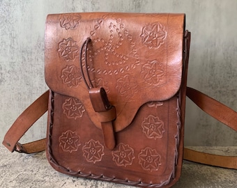 Vintage tooled leather purse bag / detailed leather shoulder bag