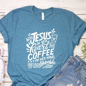Mit Jesus in ihrem Herzen und Kaffee in ihrer Hand ist sie unaufhaltsam Shirt | Glaube Shirt | Jesus Liebhaber-Shirt | Christliches Hemd|Religiöses Hemd