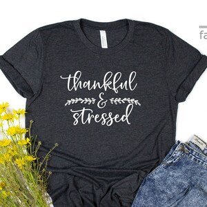 Dankbar und gestresst Shirt | Lustiges Thanksgiving-Shirt | Gestresste Selige | Sarkastisches Erntedank Shirt |Herbst Shirt für Frauen | Geschenk Tees