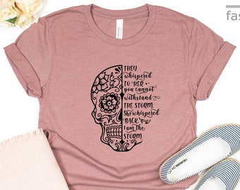 Ze fluisterden tegen haar dat je de storm niet kunt weerstaan Skull-shirt | Ze fluisterde terug I Am The Storm | Empowerment-shirt voor dames | Cadeau-T-shirts
