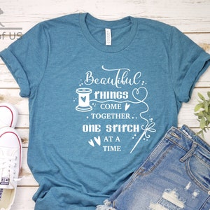 Camiseta &quot;Las cosas hermosas se unen con una puntada a la vez&quot; / Camiseta de costura / Camiseta de esposa / Camiseta de mamá / Camisetas de regalo