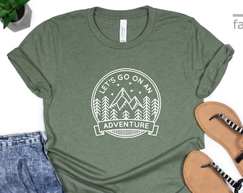 Puede incluir: Una camiseta verde con un gráfico blanco de una cordillera y el texto "Let's go on an adventure".