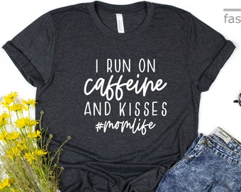 Ich laufe auf Koffein und Küsse Shirt | Muttertags Shirt | Lustiges Mom Shirt | Mama Leben | Kaffee Liebhaber T-Shirt | Geschenk Tees