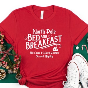Bed & Breakfast-shirt Noordpool | Grappig kerstshirt | Hete cacao | Warme koekjes | Geserveerd | Kerstcadeau | Wintershirt voor feestdagen |