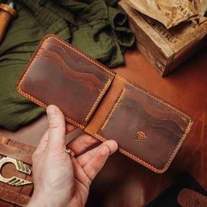 Cartera plegable de cuero Captain v4, regalo para hombre, tarjetero de cuero marrón, regalo ejecutivo, accesorio de cuero minimalista para él.
